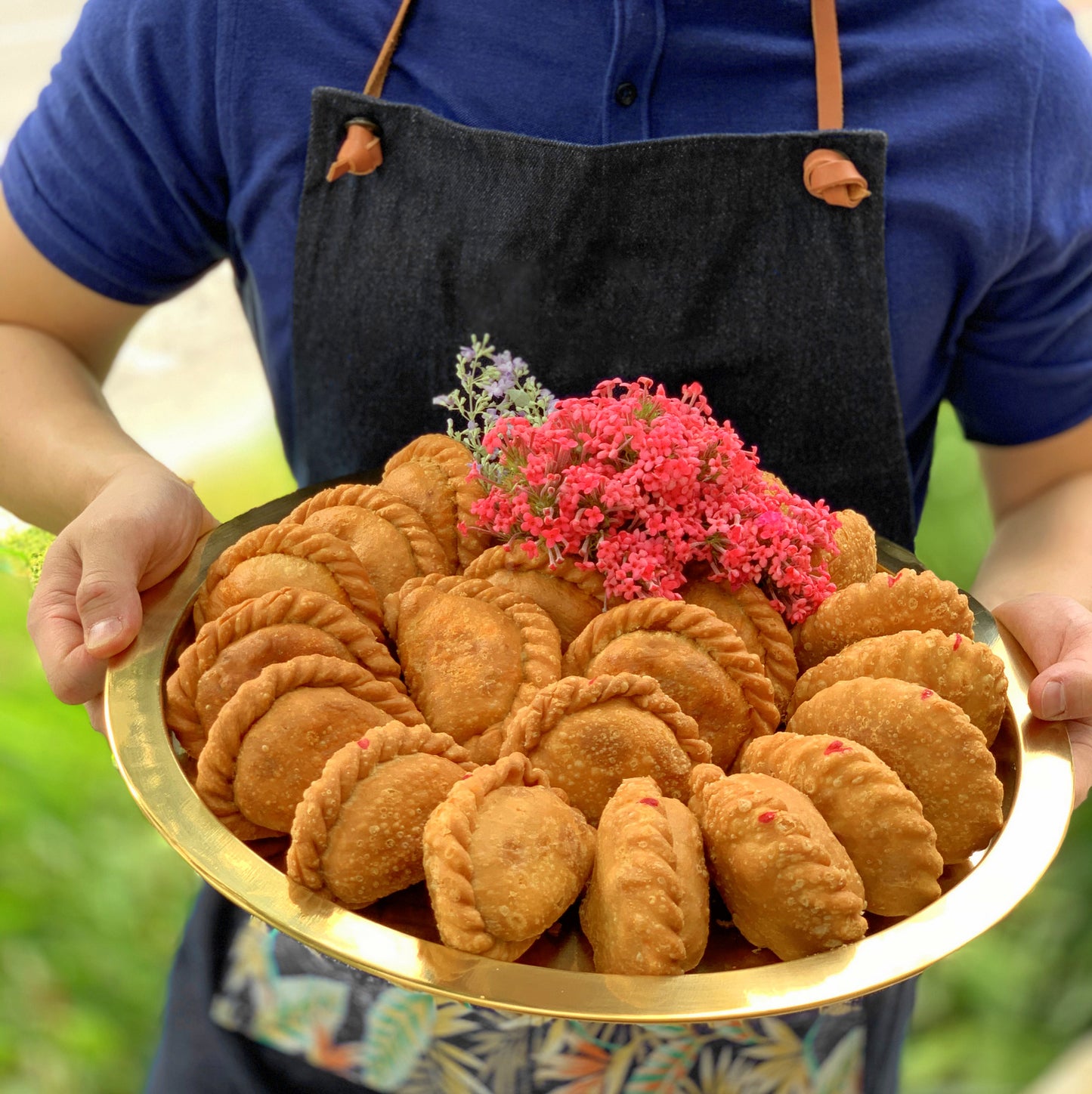 Handmade Gold Platter Curry Puffs Gold (22 pieces)