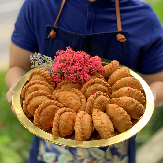 Handmade Gold Platter Curry Puffs Gold (22 pieces)