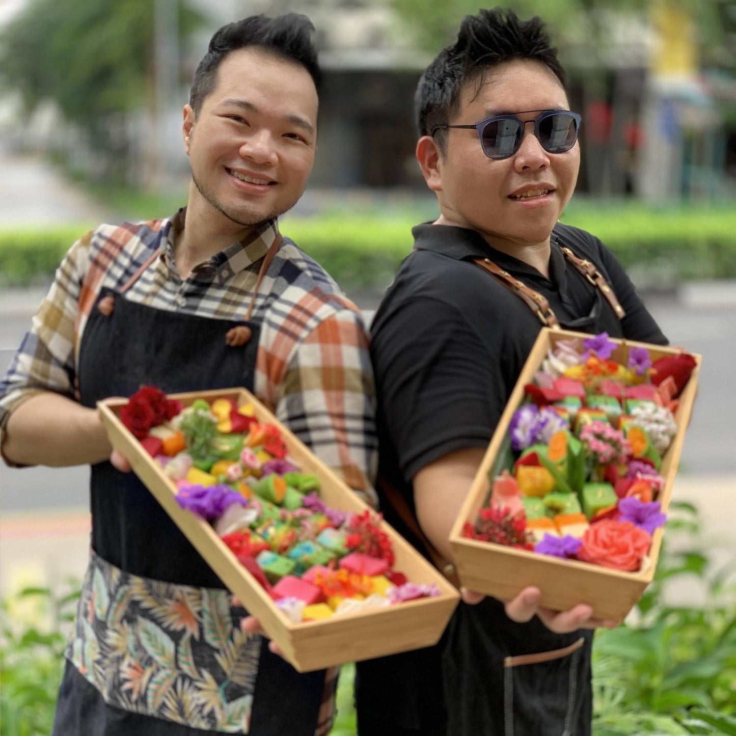 Double Nyonya Jewels XL Floating Tray (15+ pax)