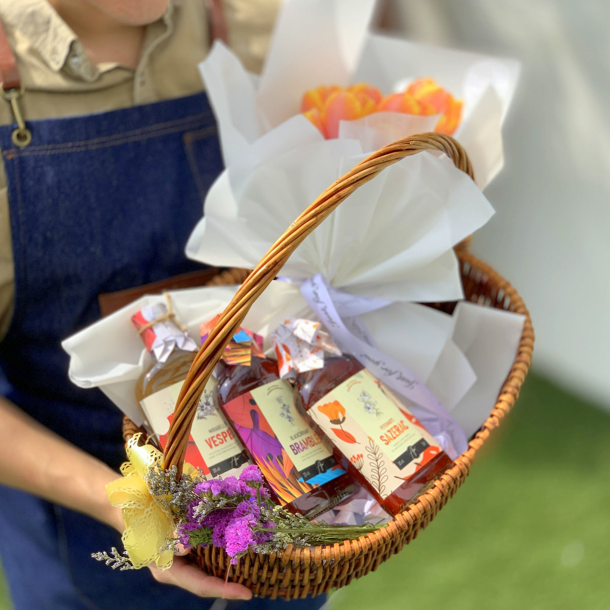Cocktails & Flowers Hamper