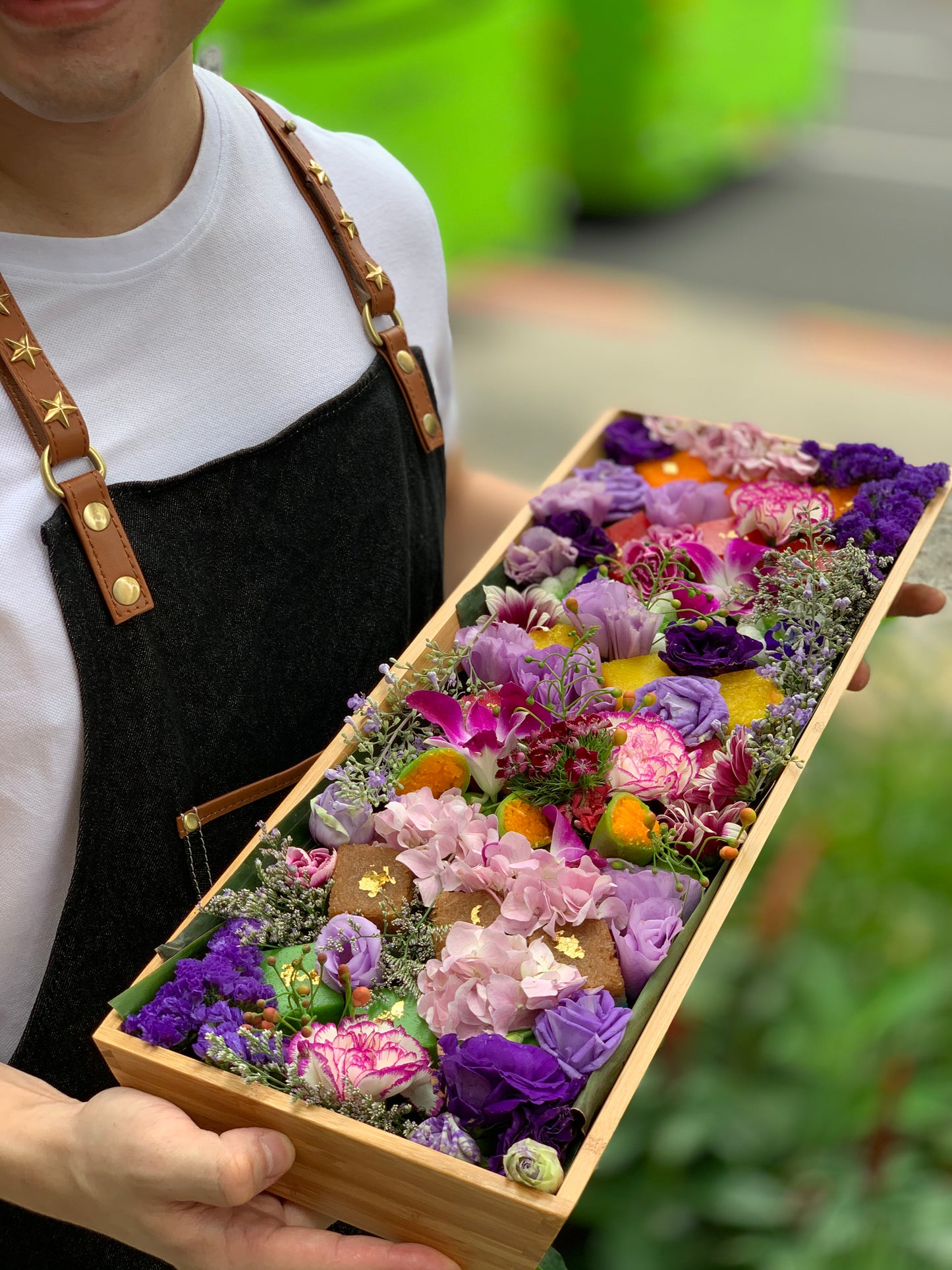 Double Nyonya Jewels XL Floating Tray (15+ pax)