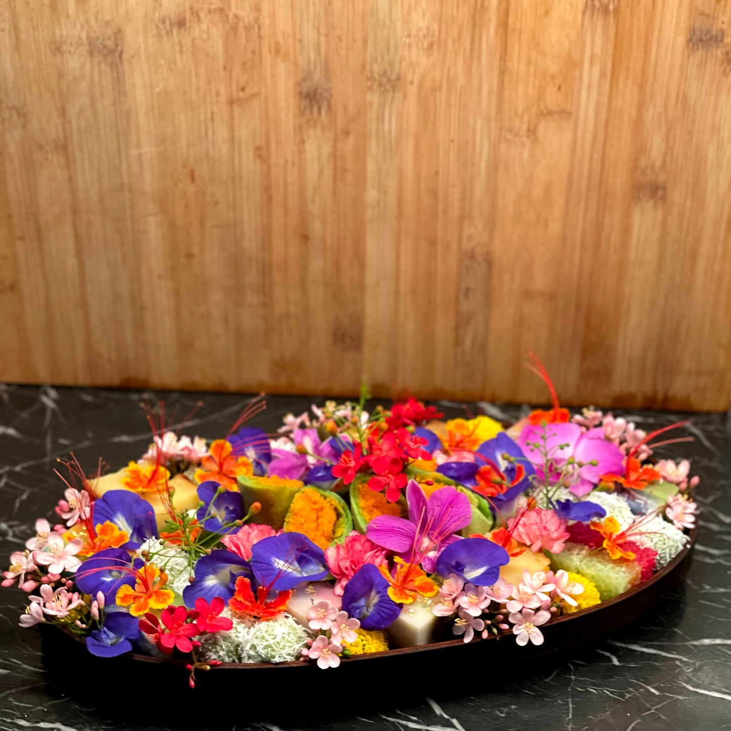 Oval Japanese XL Finewood Nyonya Kueh Platter (8pax)