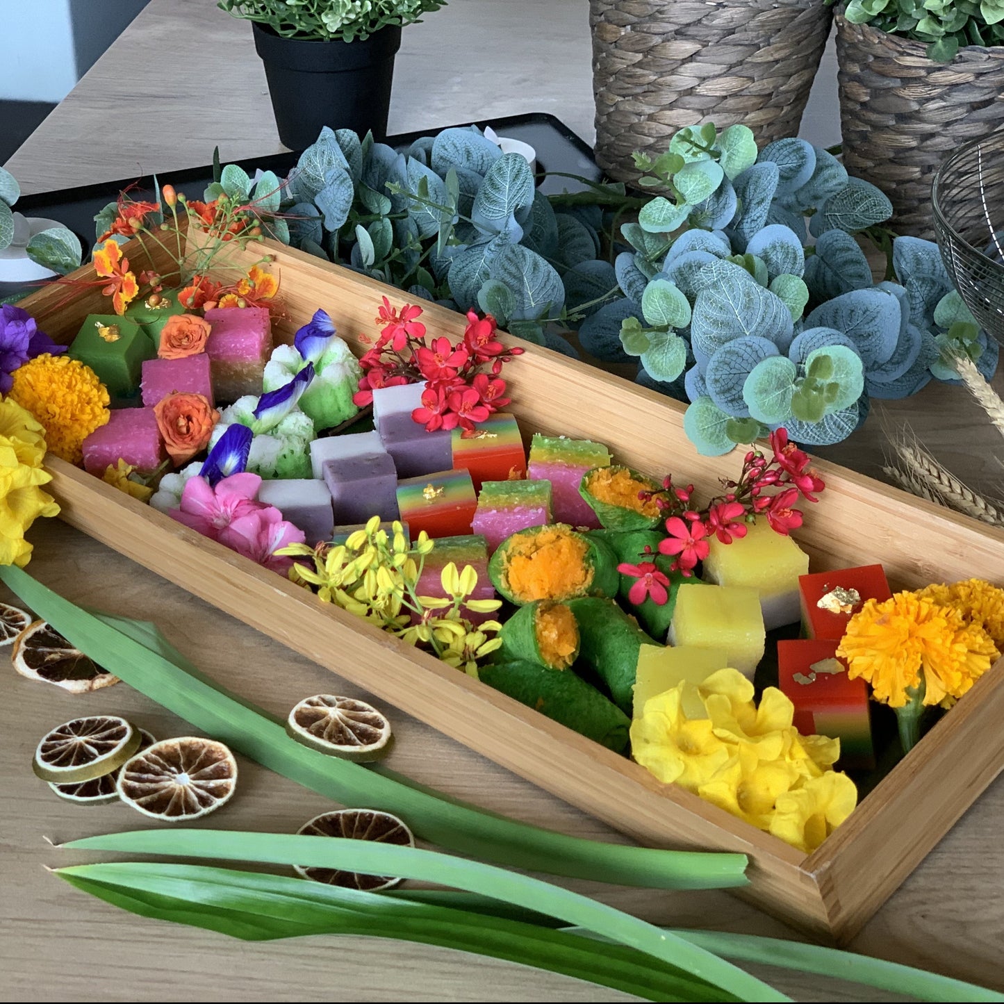Nyonya Jewels XL Floating Tray (10pax)