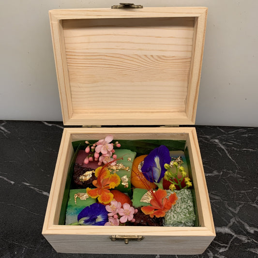 Nyonya Kueh Wooden Treasure Trove (1pax)