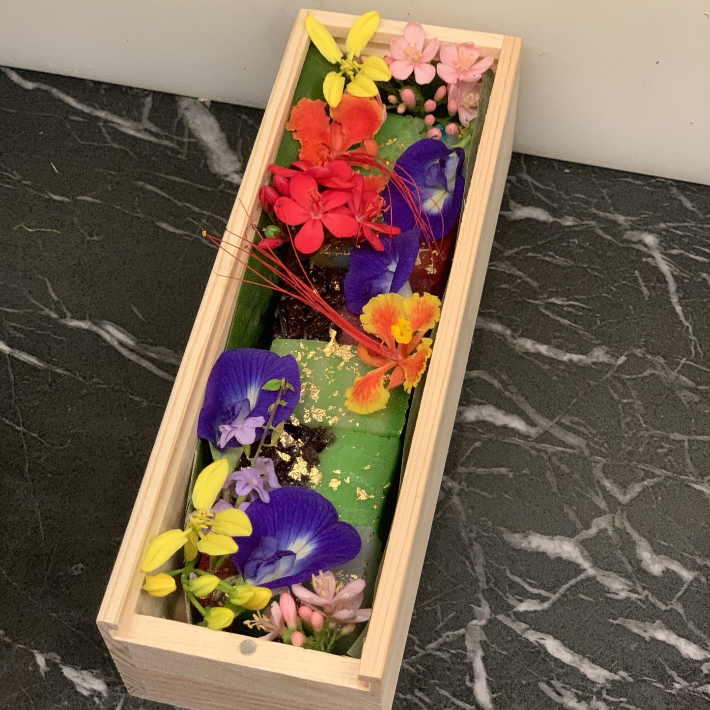 Nyonya Kueh Single Wooden Gift Box (1pax)