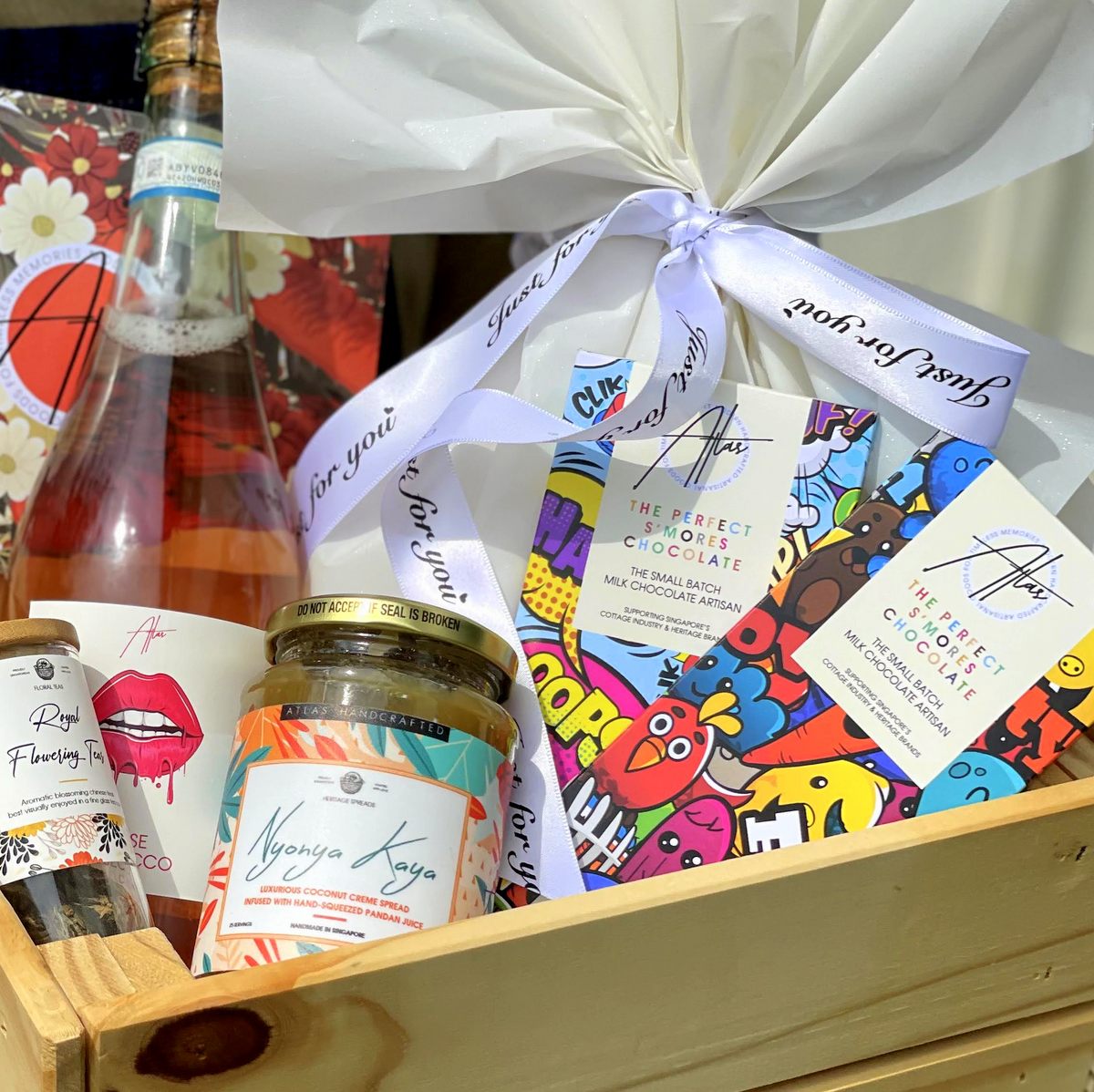 'Tesoro Mio' Chocolates, Wine and Flowers box