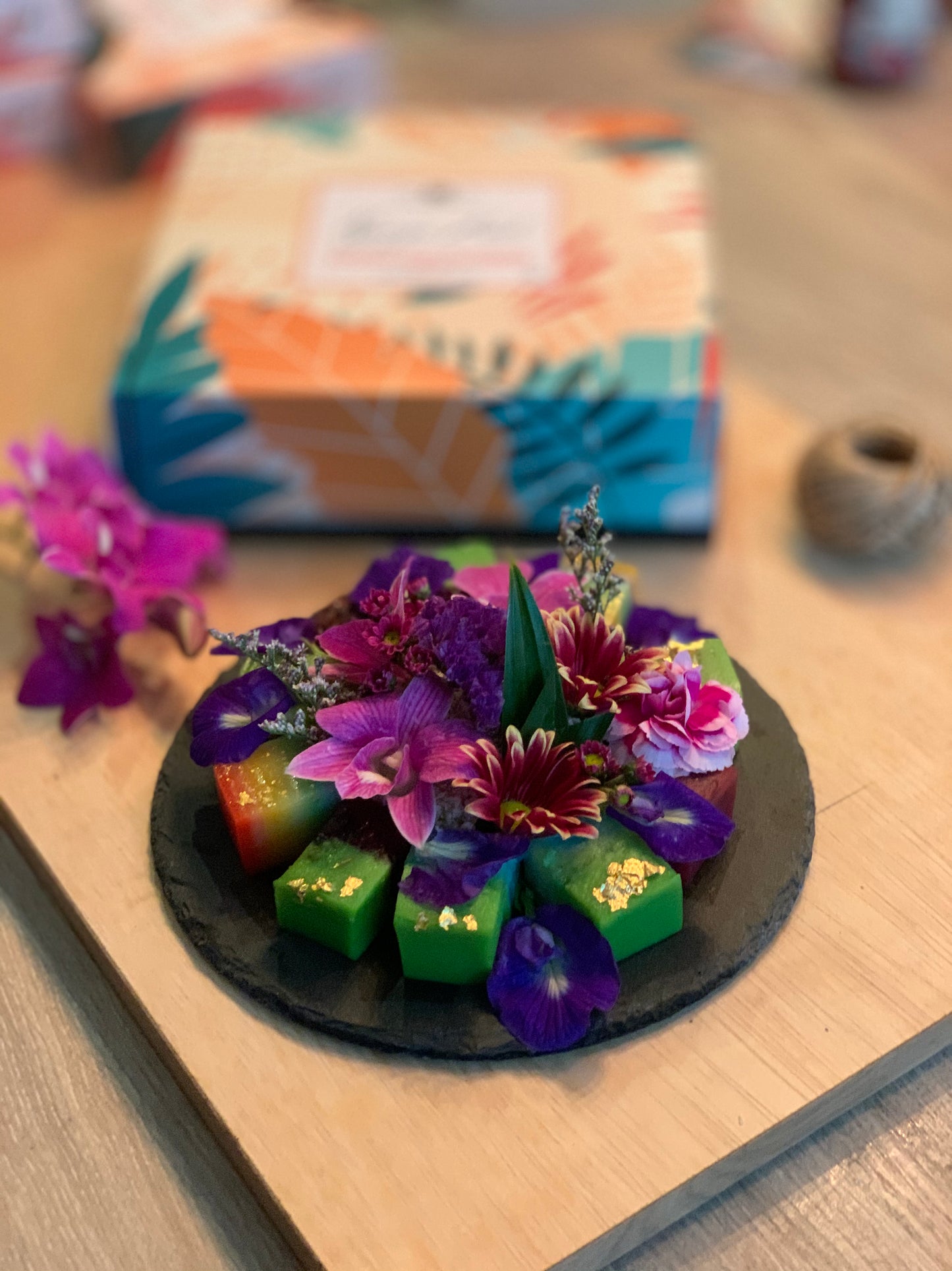 Nyonya Kueh Single Round Slate Gift Box (2pax)