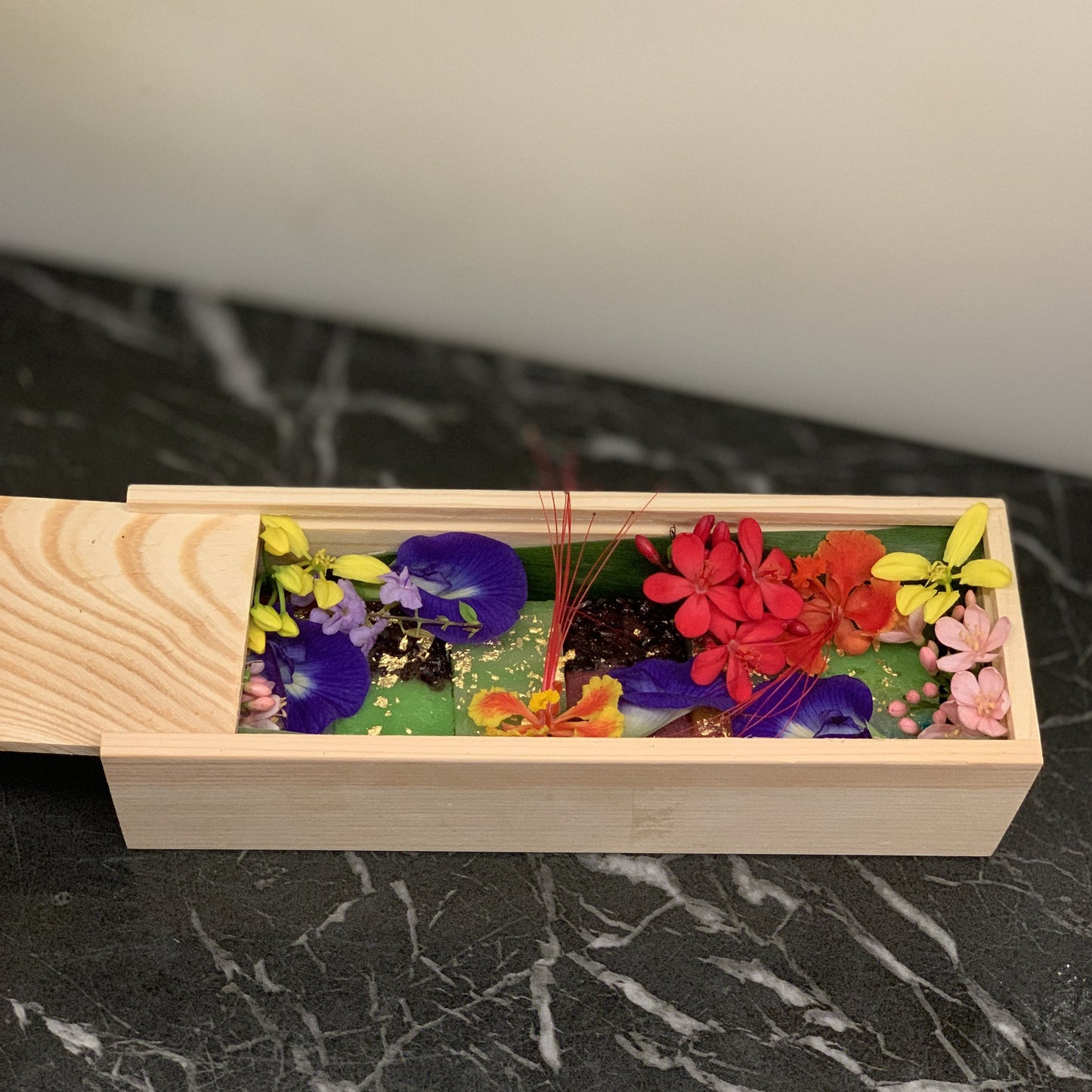 Nyonya Kueh Single Wooden Gift Box (1pax)